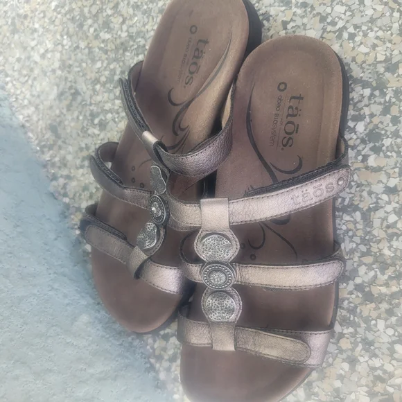 Taos Footwear Women's Metallic Sandals - Picture 4 of 5